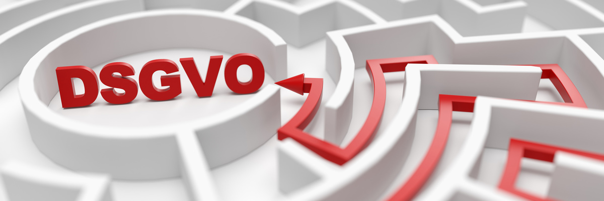 Labyrinth durch dem ein roter Pfeil läuft. Im Inneren des Labyrinthes sind 5 große Buchstaben platziert die "DSGVO" sagen. Die Spitze des Pfeiles zeigt auf die Buchstaben, als es in der Mitte angekommen ist.