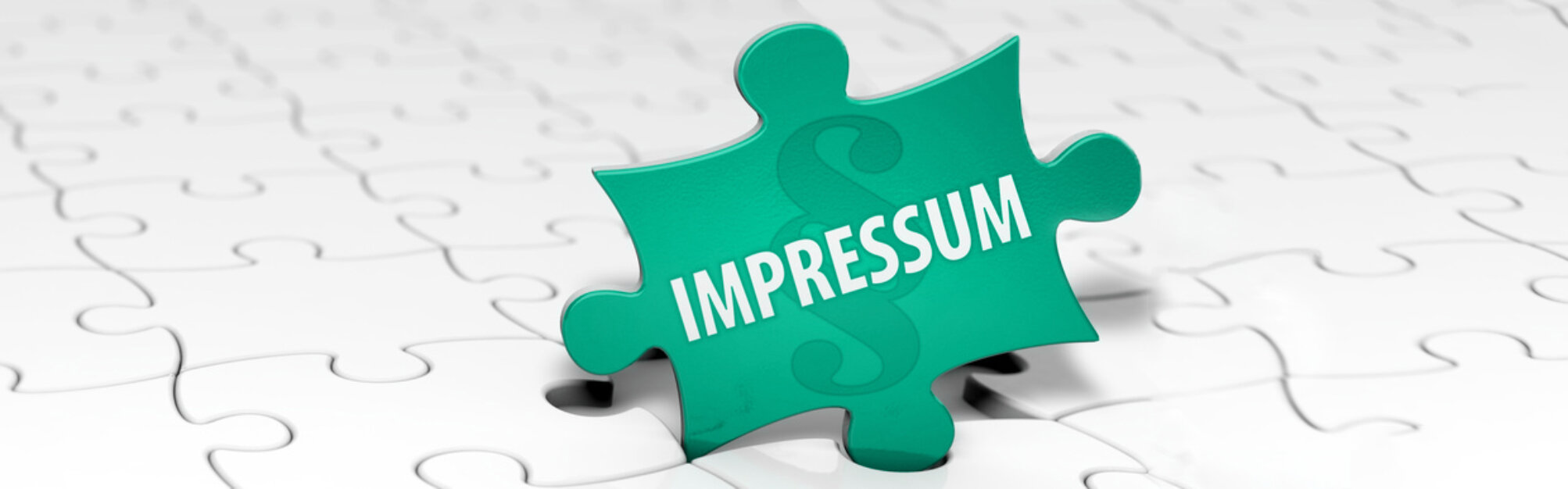 Grünes Puzzelstück das Hochkant, in einem Puzzel aus ausschließlich weißen Puzzel stücken besteht, steht mit dem Wort "Impressum" geschrieben. Hinter dem Wort ist in einem dunkleren grün ton ein Paragraphenzeichen zu erkennen. 